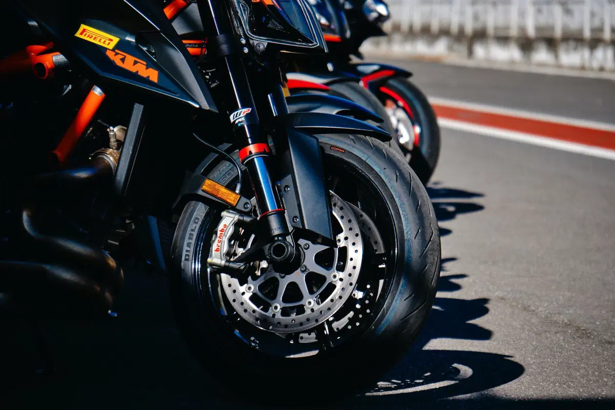 Comparativa Hypernaked: Tuono V4 vs Streetfighter V4S vs Z-H2 vs SuperDuke 1290R vs Brutale 1000RR (10)