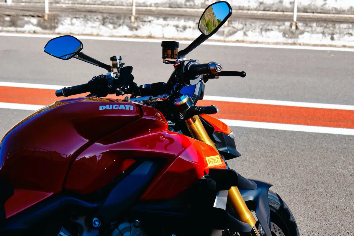 Comparativa Hypernaked: Tuono V4 vs Streetfighter V4S vs Z-H2 vs SuperDuke 1290R vs Brutale 1000RR (11)