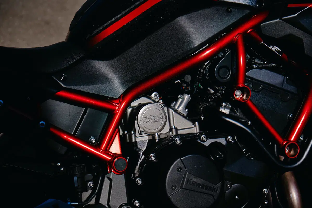 Comparativa Hypernaked: Tuono V4 vs Streetfighter V4S vs Z-H2 vs SuperDuke 1290R vs Brutale 1000RR (13)