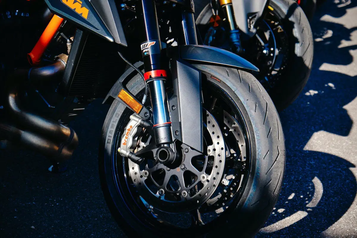 Comparativa Hypernaked: Tuono V4 vs Streetfighter V4S vs Z-H2 vs SuperDuke 1290R vs Brutale 1000RR (14)