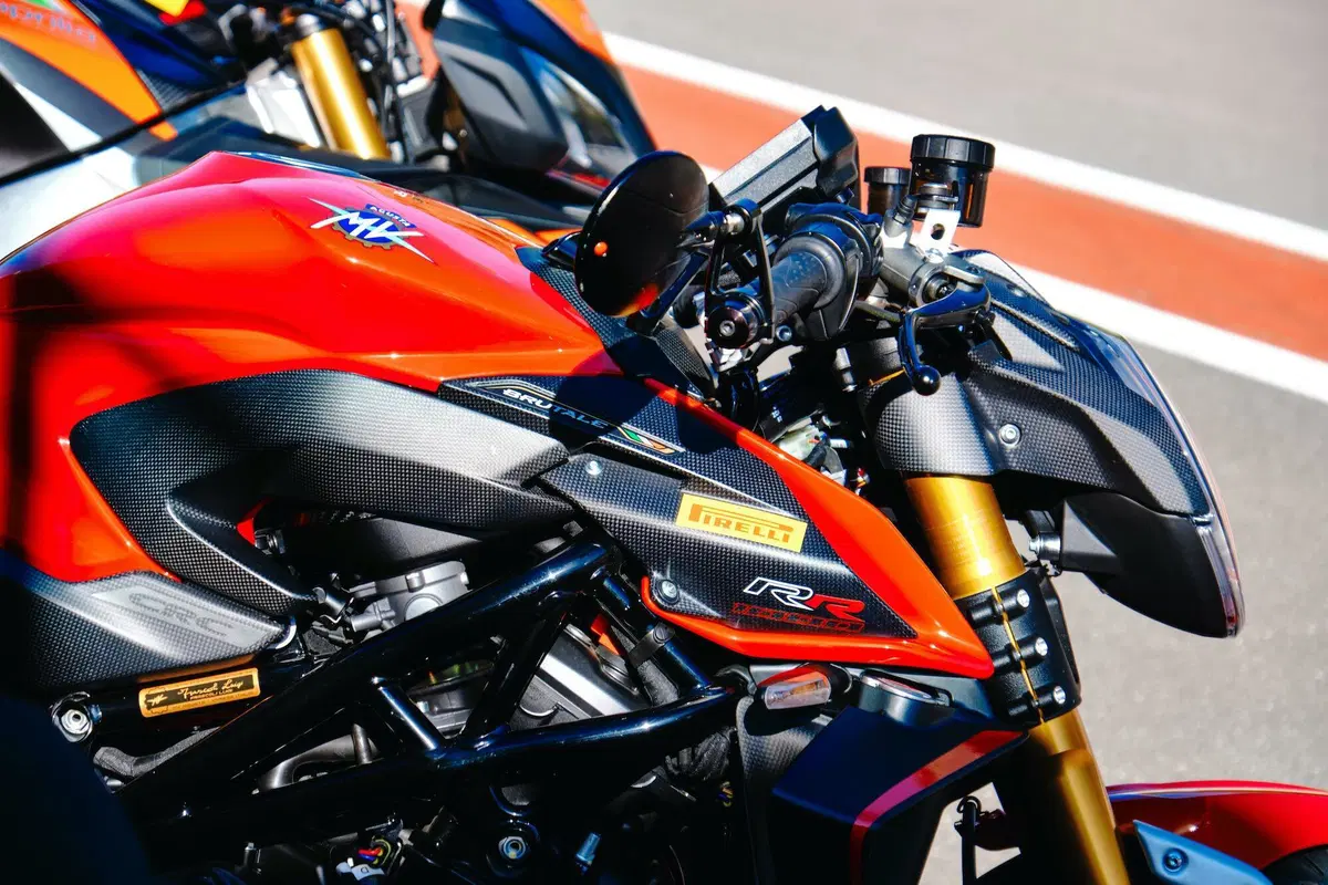 Comparativa Hypernaked: Tuono V4 vs Streetfighter V4S vs Z-H2 vs SuperDuke 1290R vs Brutale 1000RR (15)