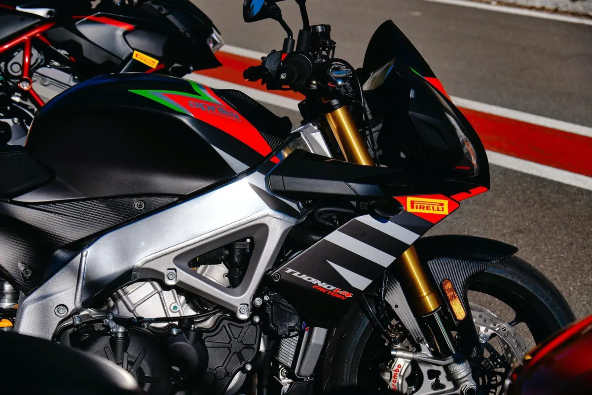 Comparativa Hypernaked: Tuono V4 vs Streetfighter V4S vs Z-H2 vs SuperDuke 1290R vs Brutale 1000RR (16)