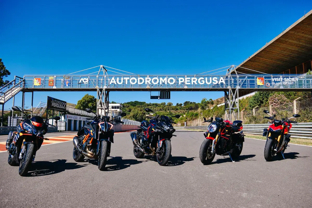 Comparativa Hypernaked: Tuono V4 vs Streetfighter V4S vs Z-H2 vs SuperDuke 1290R vs Brutale 1000RR (17)