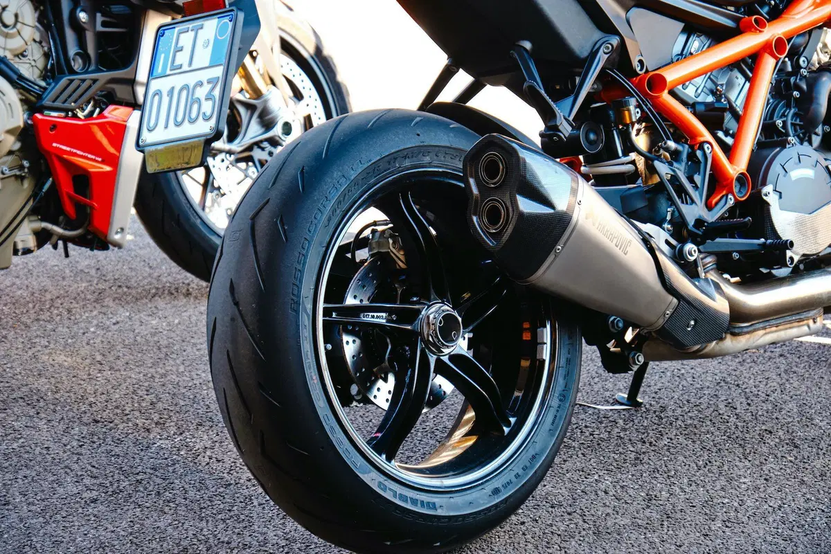 Comparativa Hypernaked: Tuono V4 vs Streetfighter V4S vs Z-H2 vs SuperDuke 1290R vs Brutale 1000RR (18)