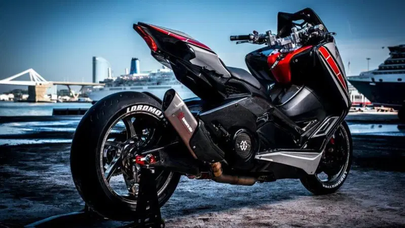 Yamaha TMAX Lobomotive: stile R1 SBK e freni da MotoGP