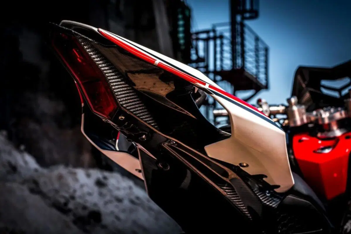 Yamaha TMAX: stile R1 SBK e freni da MotoGP (9)