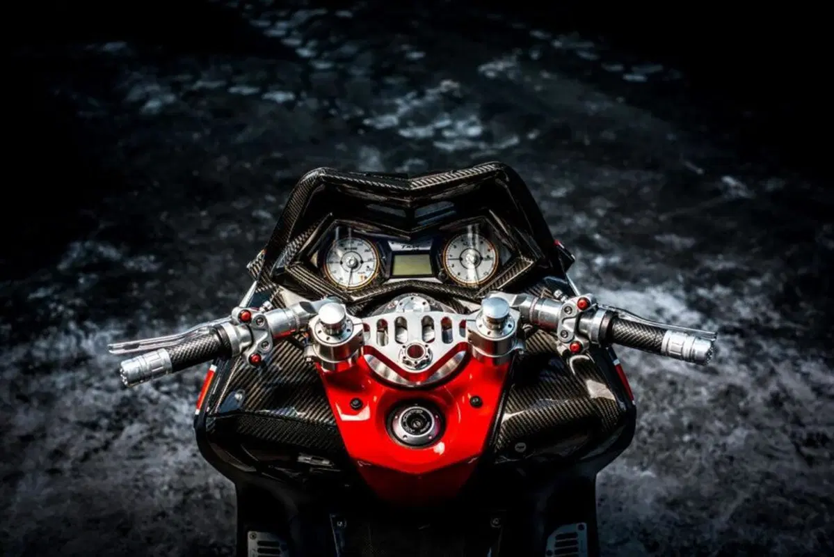 Yamaha TMAX: stile R1 SBK e freni da MotoGP (10)