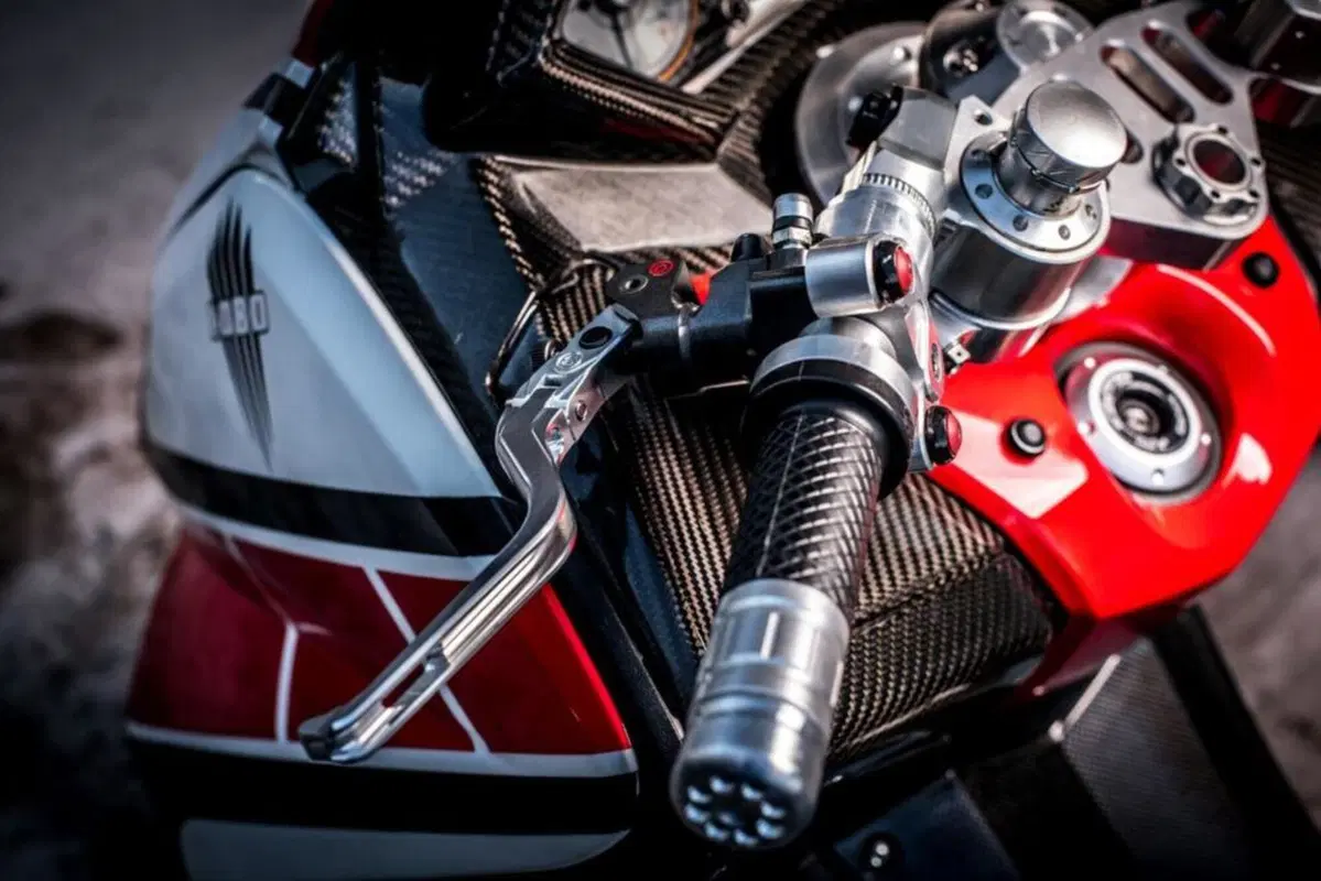 Yamaha TMAX: stile R1 SBK e freni da MotoGP (11)