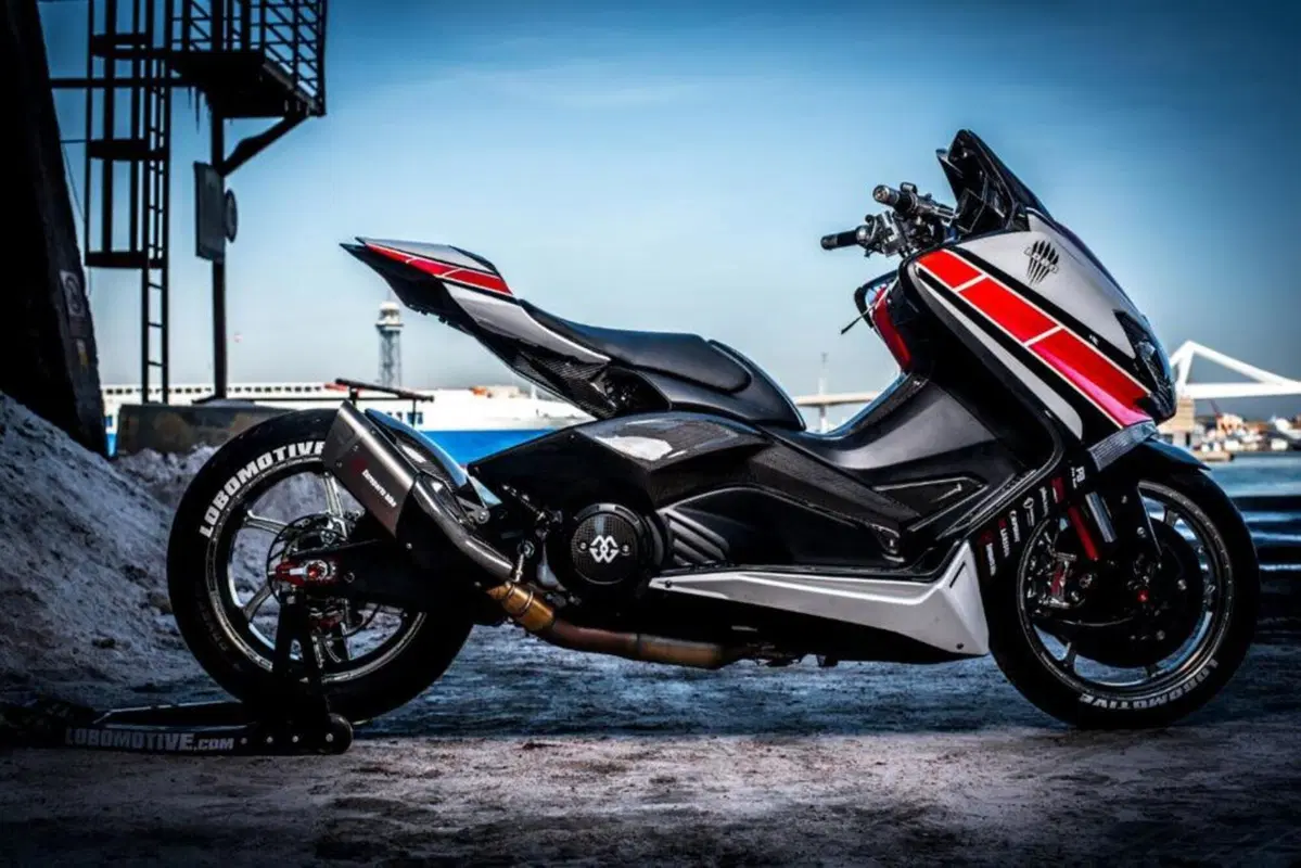 Yamaha TMAX: stile R1 SBK e freni da MotoGP (2)