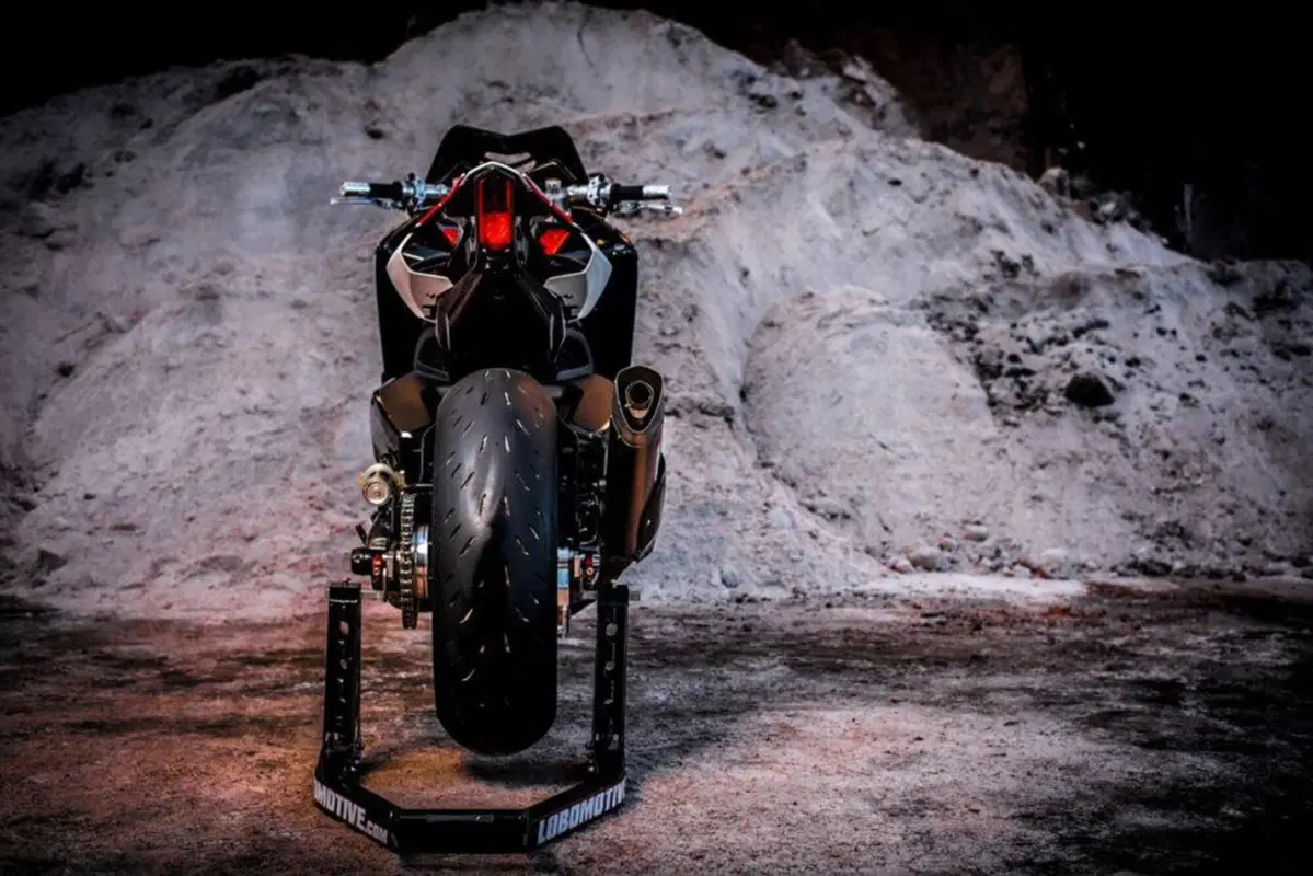 Yamaha TMAX: stile R1 SBK e freni da MotoGP (7)