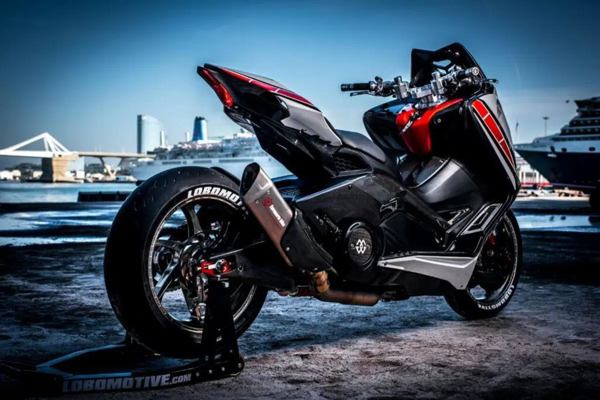 Yamaha TMAX: stile R1 SBK e freni da MotoGP