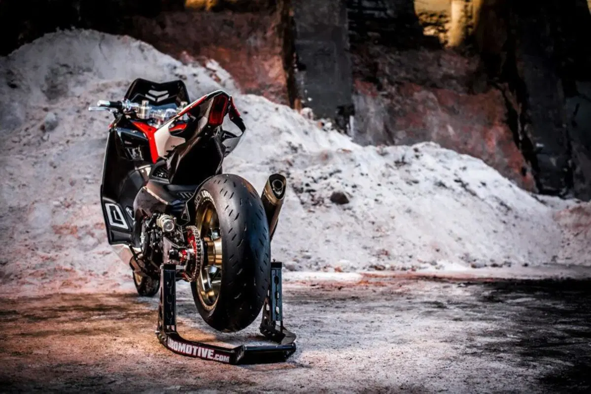 Yamaha TMAX: stile R1 SBK e freni da MotoGP (12)