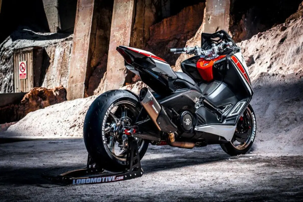 Yamaha TMAX: stile R1 SBK e freni da MotoGP (4)