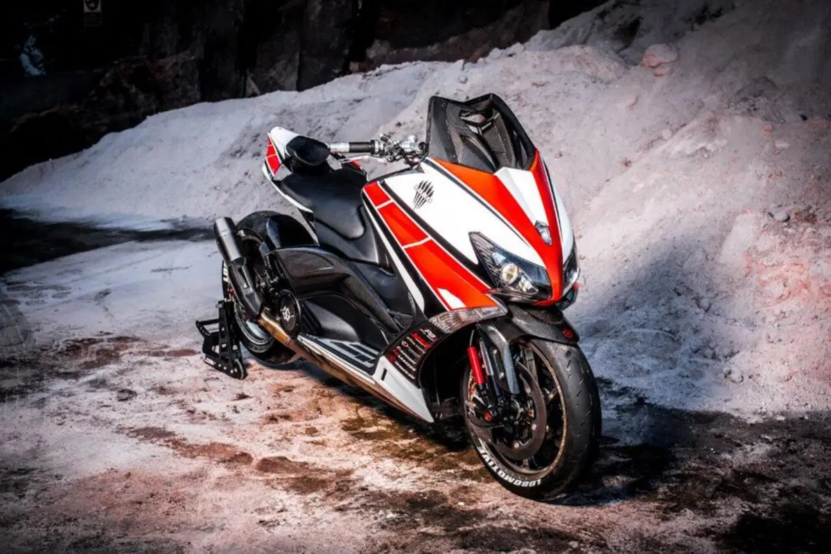 Yamaha TMAX: stile R1 SBK e freni da MotoGP (3)