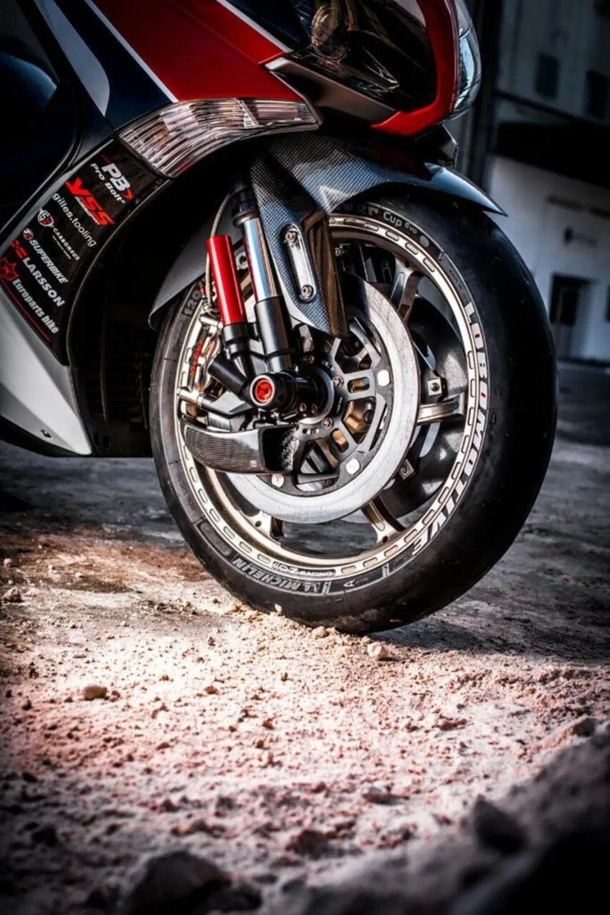 Yamaha TMAX: stile R1 SBK e freni da MotoGP (8)