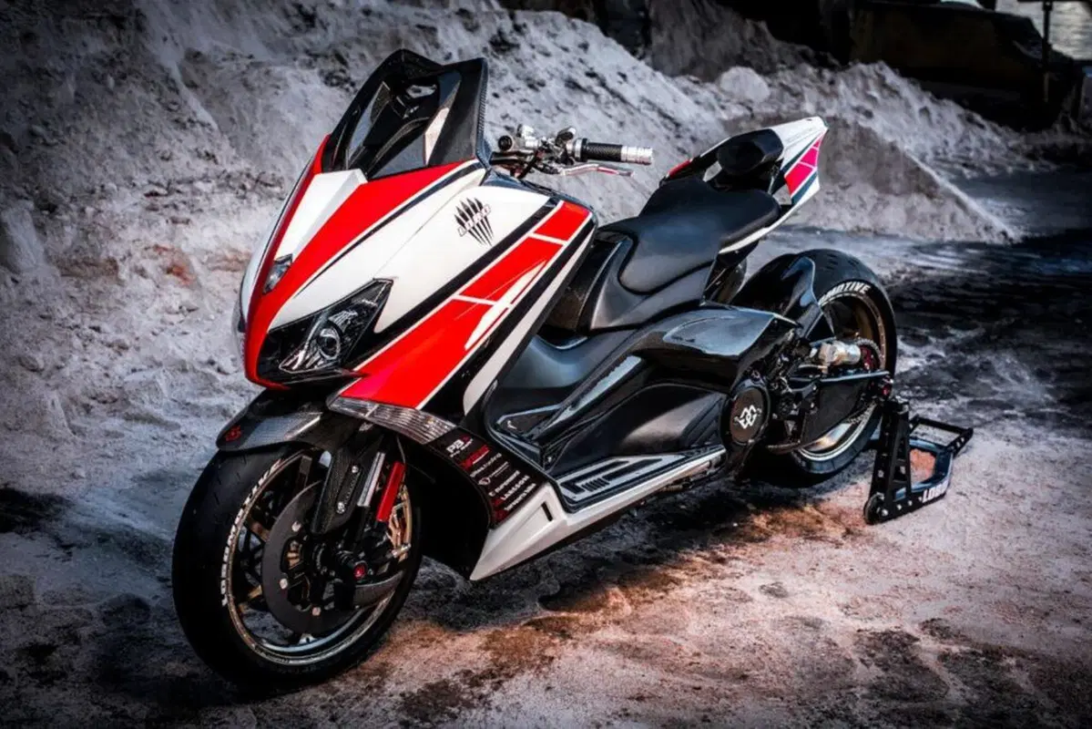 Yamaha TMAX: stile R1 SBK e freni da MotoGP (6)