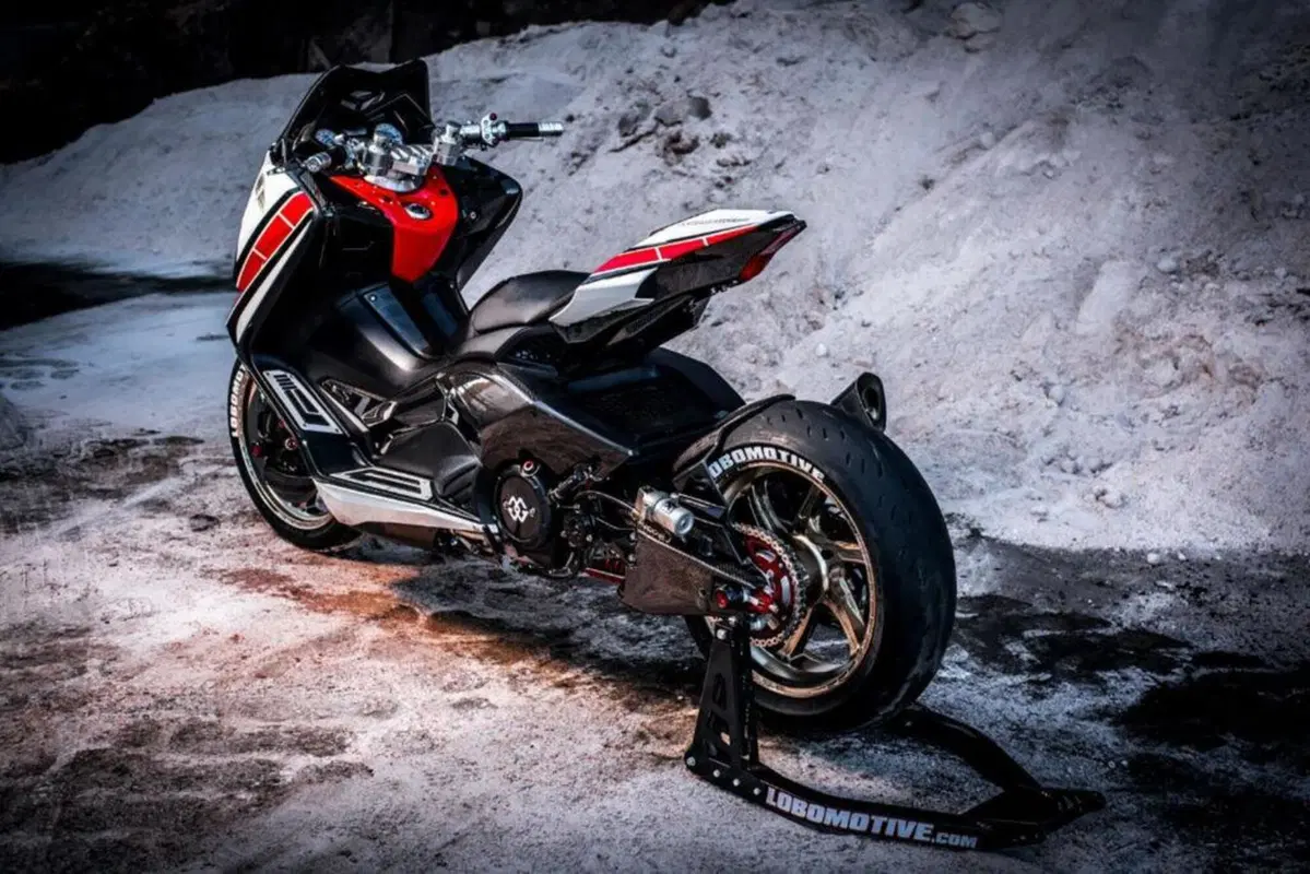 Yamaha TMAX: stile R1 SBK e freni da MotoGP (5)