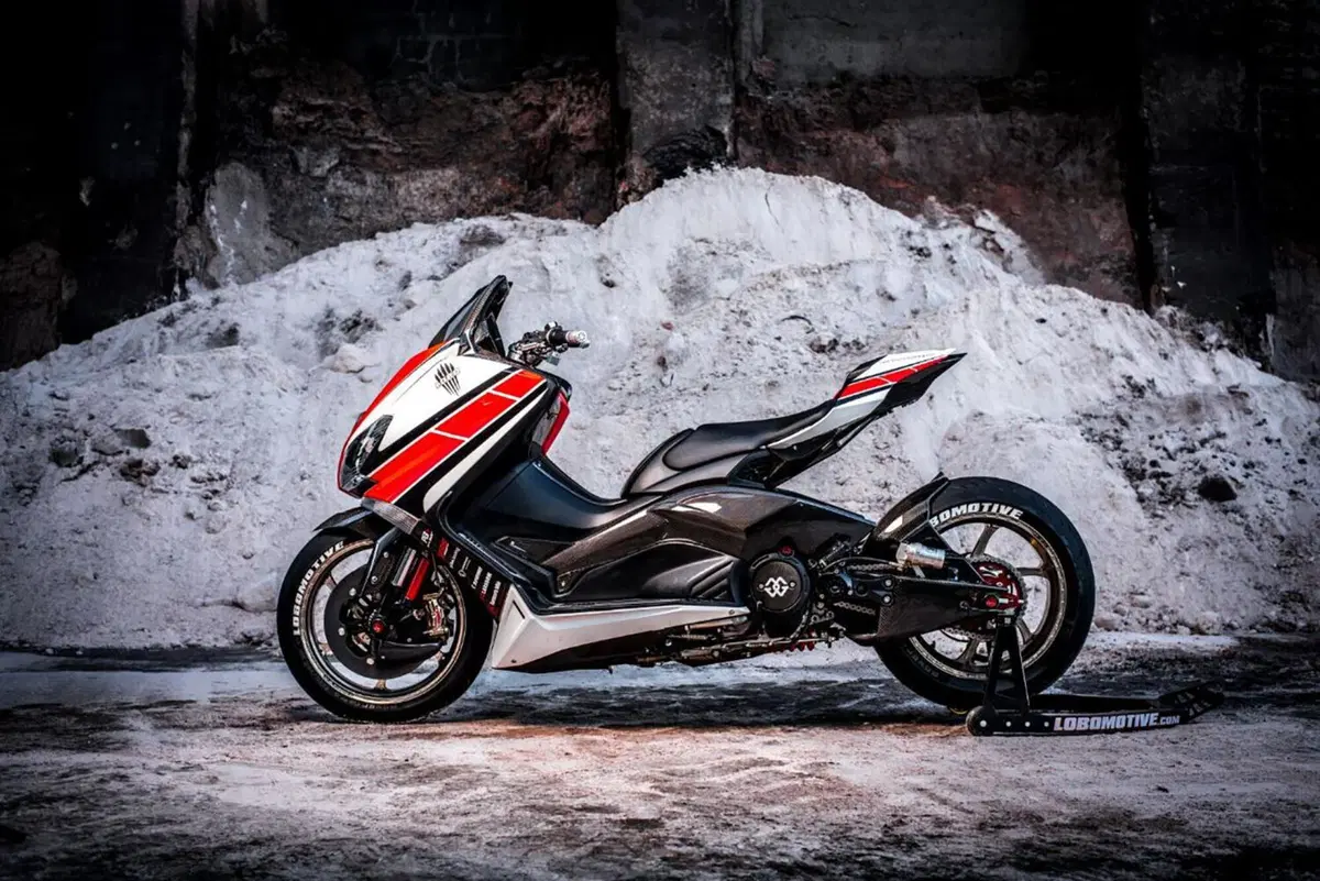 Yamaha TMAX: stile R1 SBK e freni da MotoGP (13)