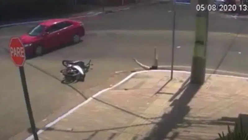 Moto crash: nella buca dopo l&rsquo;incidente in scooter [VIDEO VIRALE]