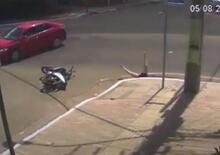 Moto crash: nella buca dopo l’incidente in scooter [VIDEO VIRALE]