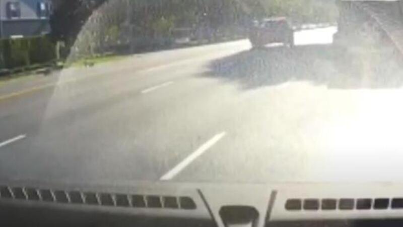 Succede anche a Beverly Hills: auto svolta, motociclista ci rimette [VIDEO CRASH]