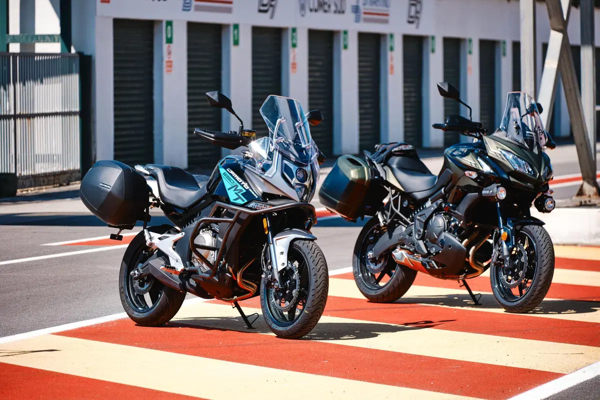  Kawasaki Versys 650 Vs CFMOTO MT 650 ADV: sfida in pista e su strada (2)