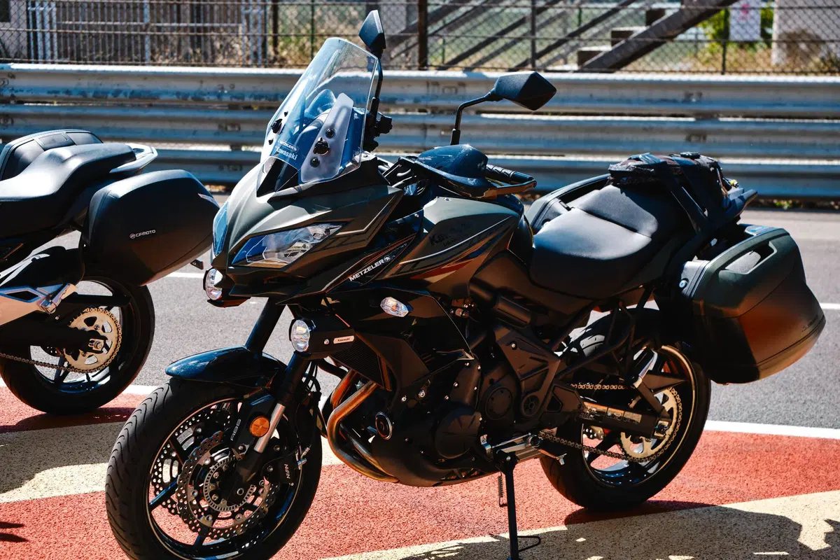  Kawasaki Versys 650 Vs CFMOTO MT 650 ADV: sfida in pista e su strada (3)