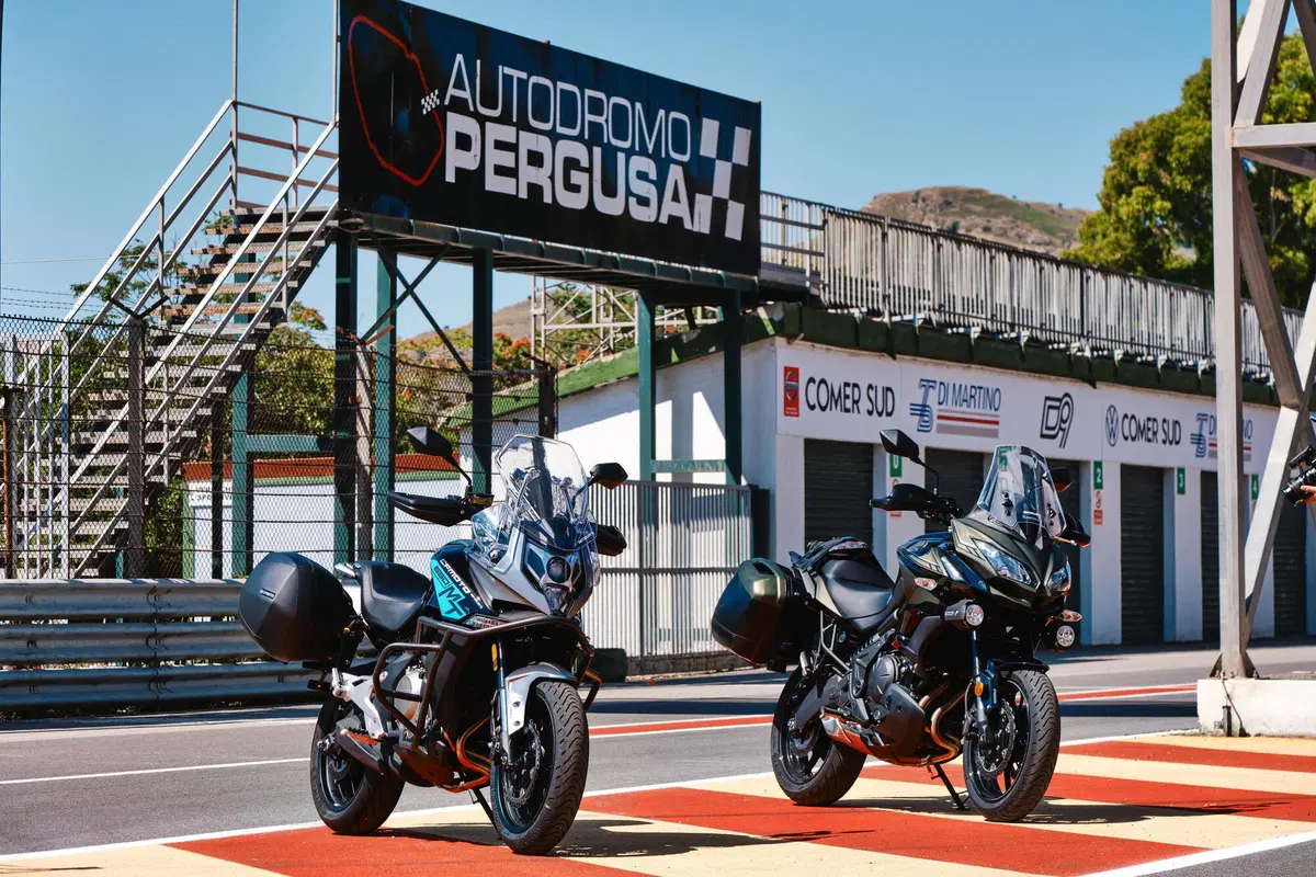  Kawasaki Versys 650 Vs CFMOTO MT 650 ADV: sfida in pista e su strada (4)