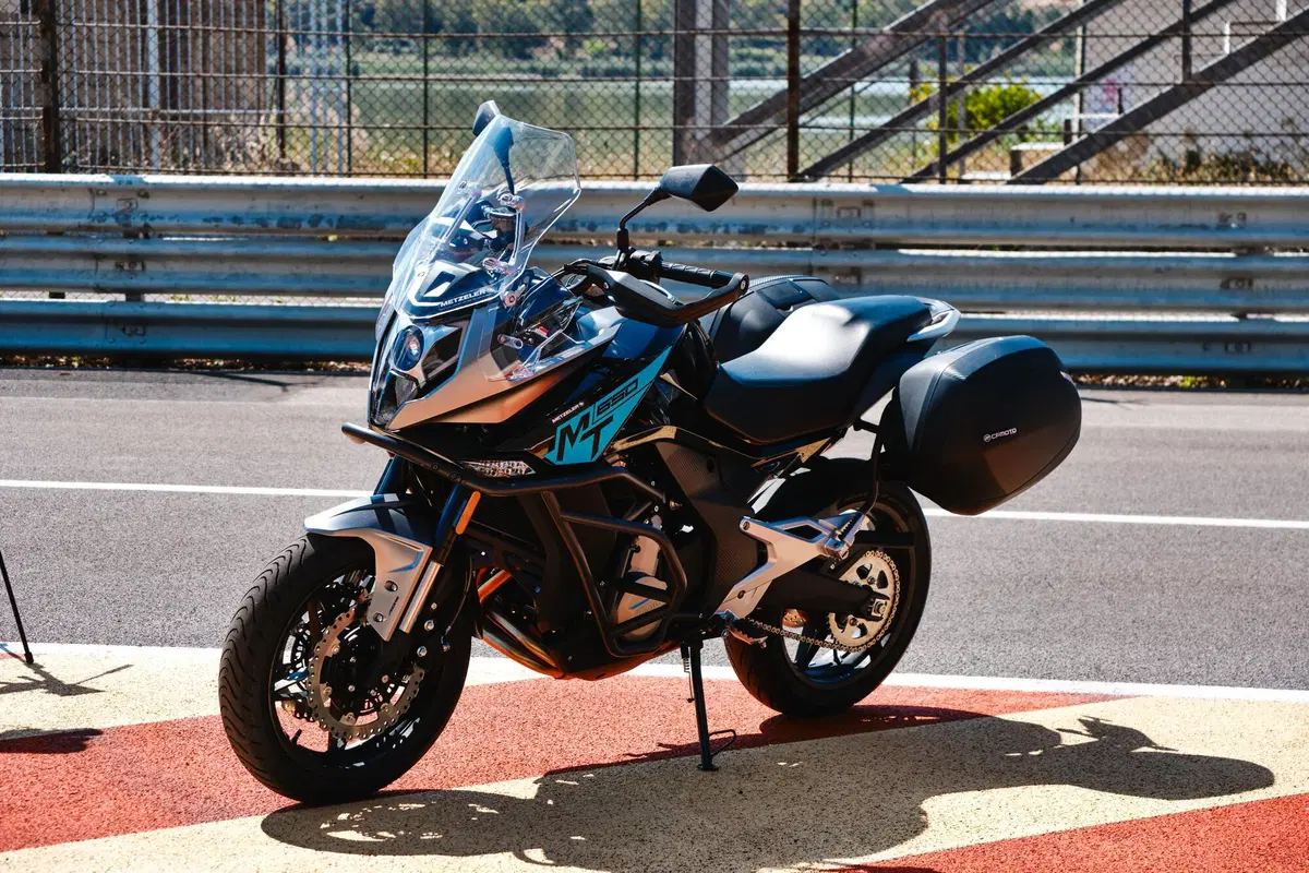  Kawasaki Versys 650 Vs CFMOTO MT 650 ADV: sfida in pista e su strada (5)
