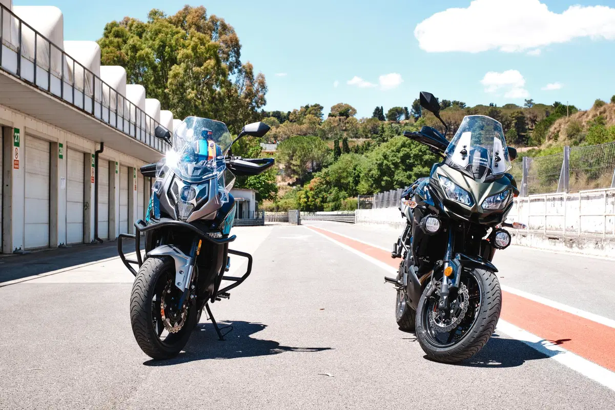  Kawasaki Versys 650 Vs CFMOTO MT 650 ADV: sfida in pista e su strada (7)