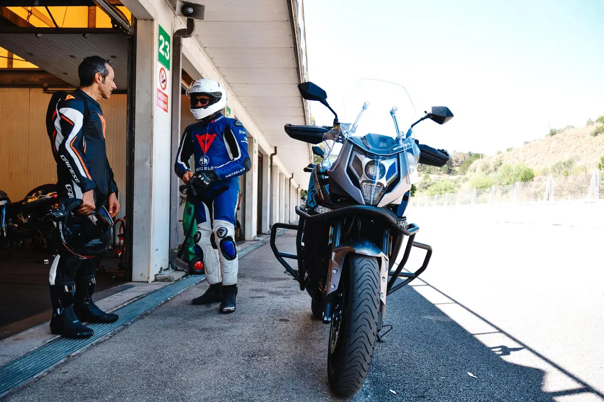  Kawasaki Versys 650 Vs CFMOTO MT 650 ADV: sfida in pista e su strada (2)
