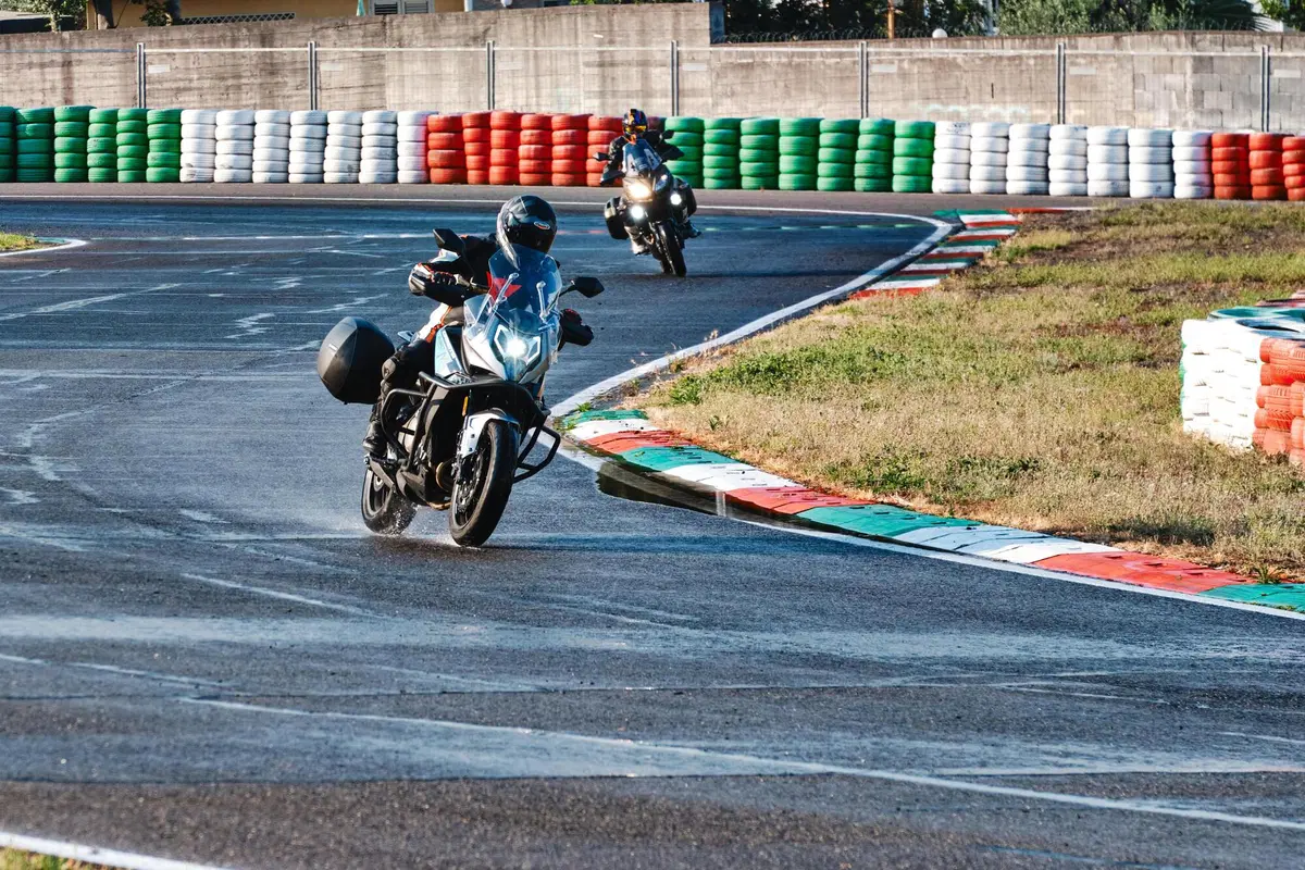  Kawasaki Versys 650 Vs CFMOTO MT 650 ADV: sfida in pista e su strada (3)
