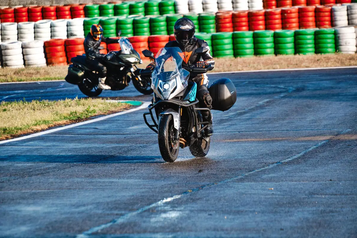  Kawasaki Versys 650 Vs CFMOTO MT 650 ADV: sfida in pista e su strada (4)