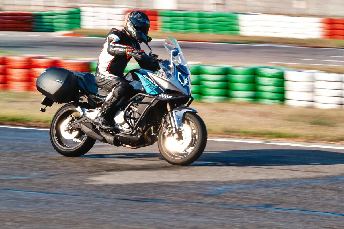  Kawasaki Versys 650 Vs CFMOTO MT 650 ADV: sfida in pista e su strada (5)