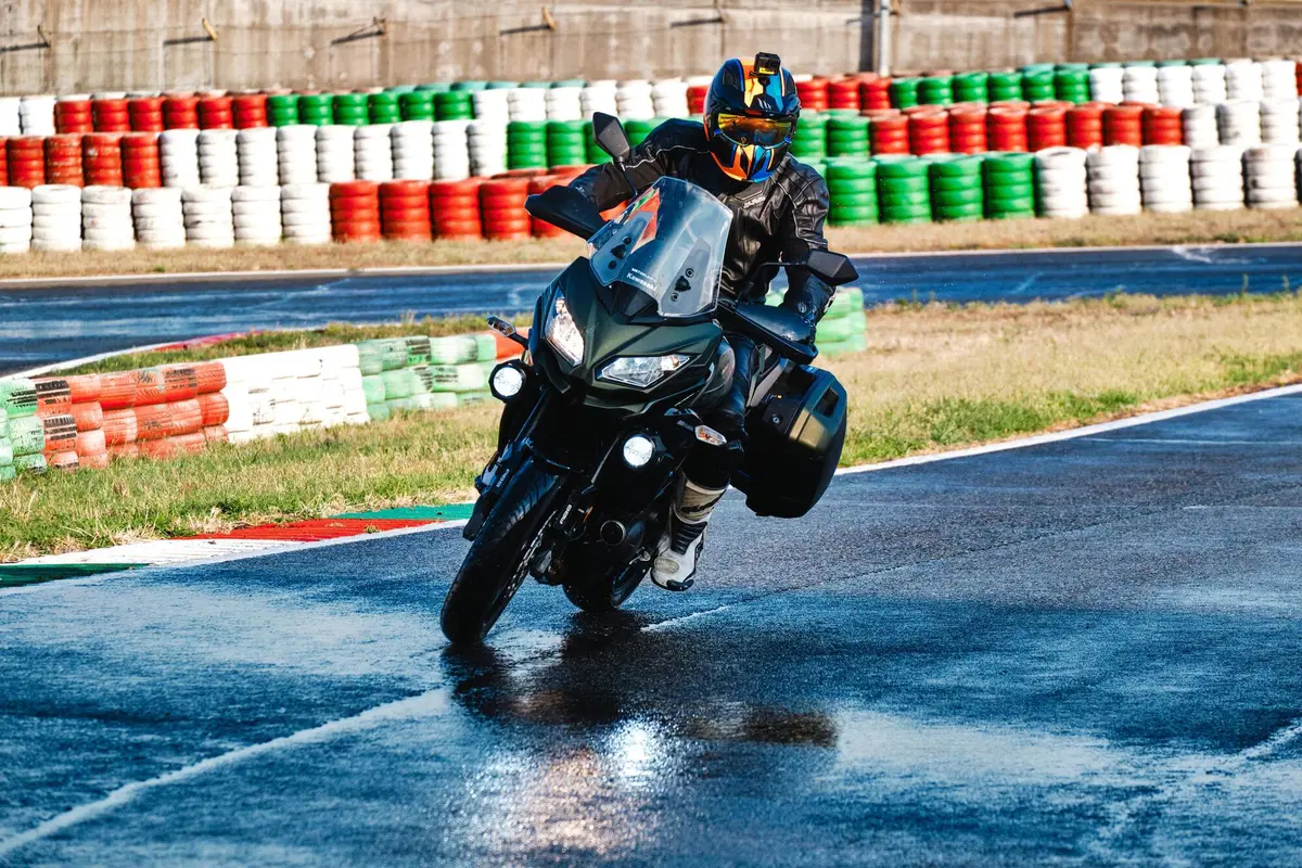  Kawasaki Versys 650 Vs CFMOTO MT 650 ADV: sfida in pista e su strada (6)