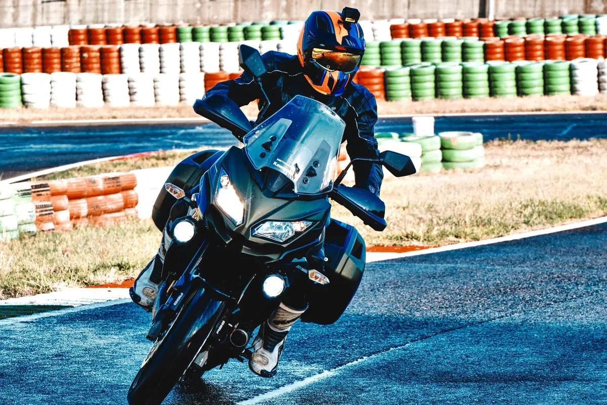  Kawasaki Versys 650 Vs CFMOTO MT 650 ADV: sfida in pista e su strada (7)