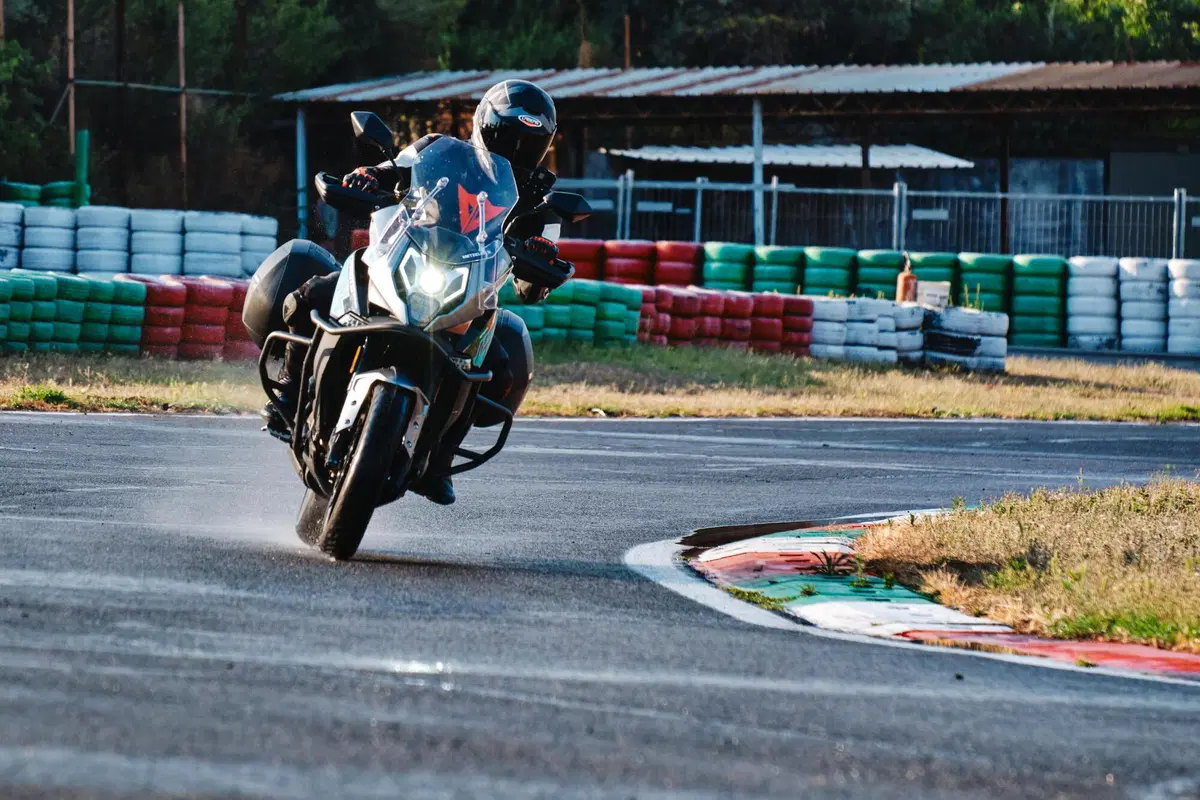  Kawasaki Versys 650 Vs CFMOTO MT 650 ADV: sfida in pista e su strada (8)
