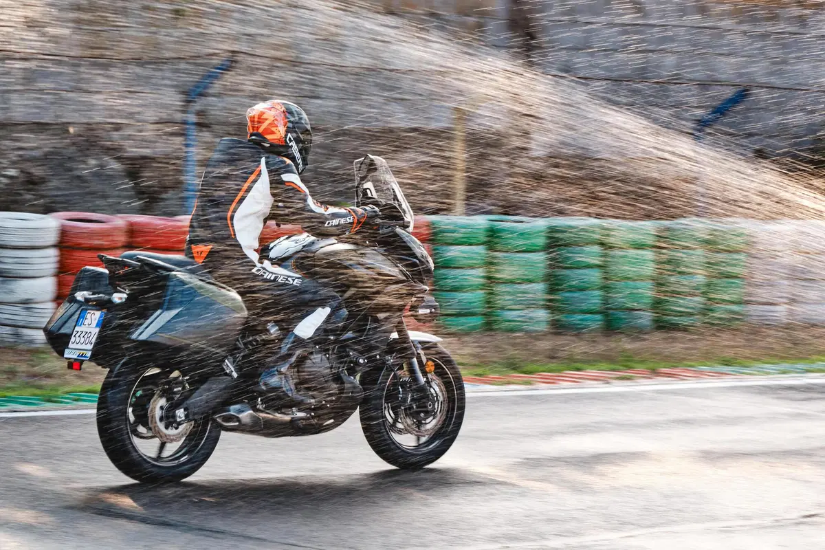  Kawasaki Versys 650 Vs CFMOTO MT 650 ADV: sfida in pista e su strada (9)