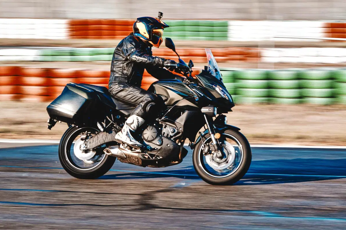  Kawasaki Versys 650 Vs CFMOTO MT 650 ADV: sfida in pista e su strada (10)