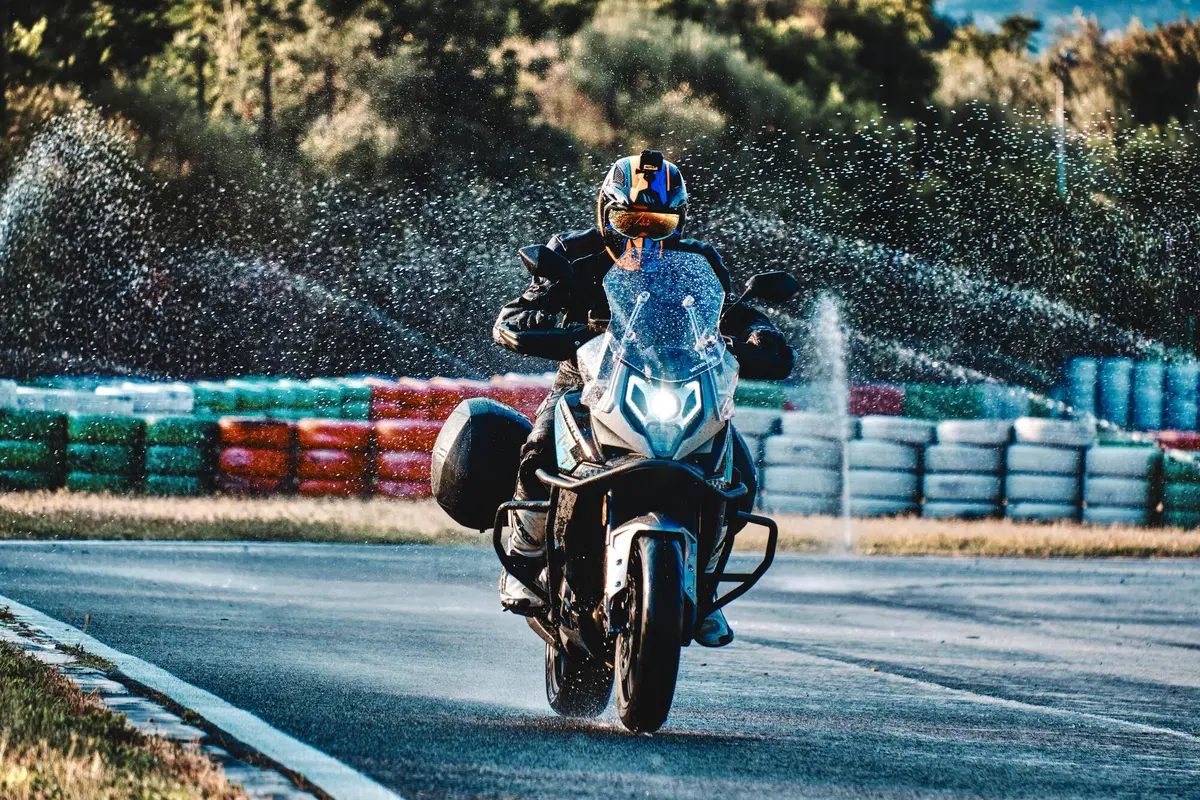  Kawasaki Versys 650 Vs CFMOTO MT 650 ADV: sfida in pista e su strada (11)