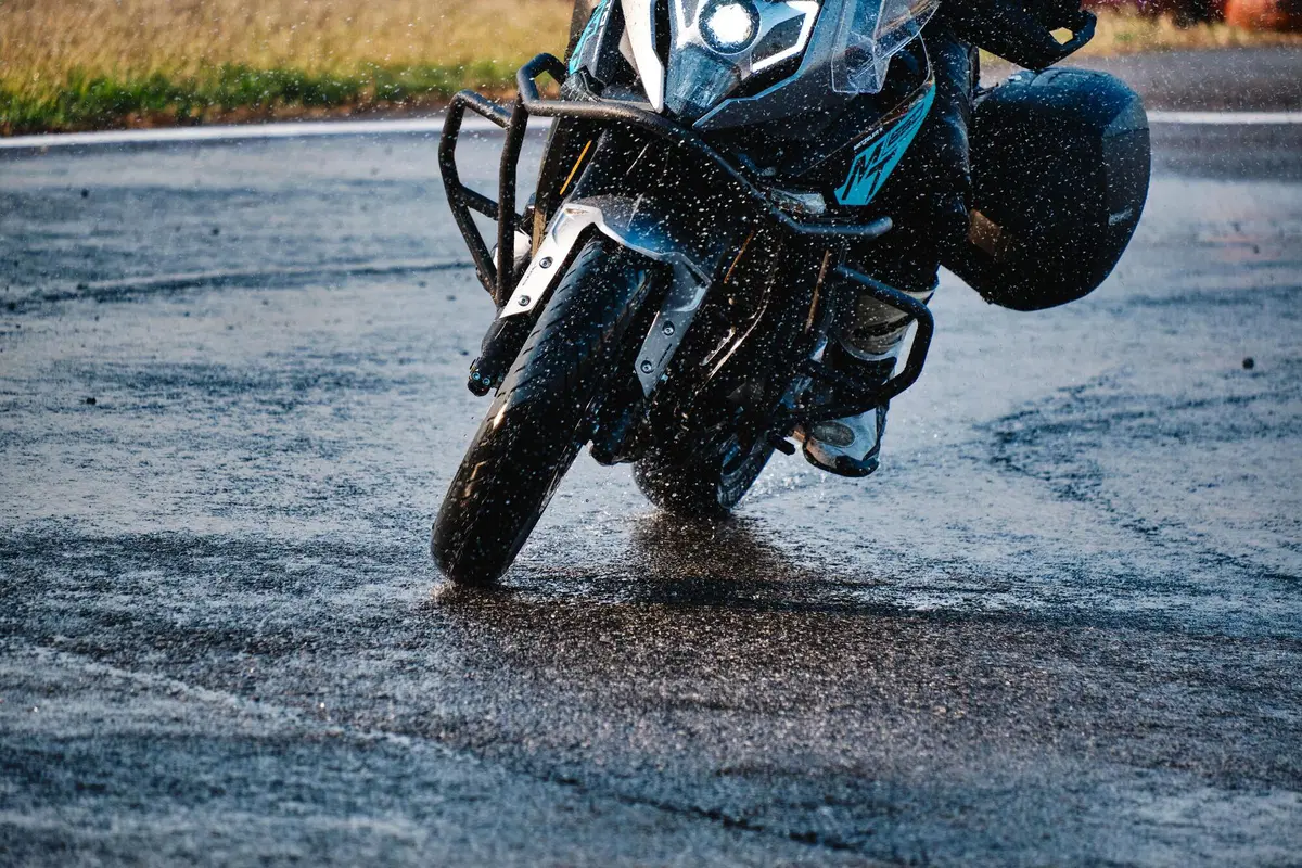  Kawasaki Versys 650 Vs CFMOTO MT 650 ADV: sfida in pista e su strada (12)
