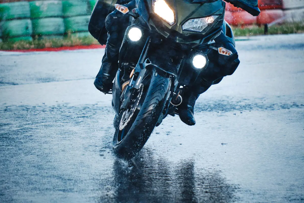  Kawasaki Versys 650 Vs CFMOTO MT 650 ADV: sfida in pista e su strada (13)