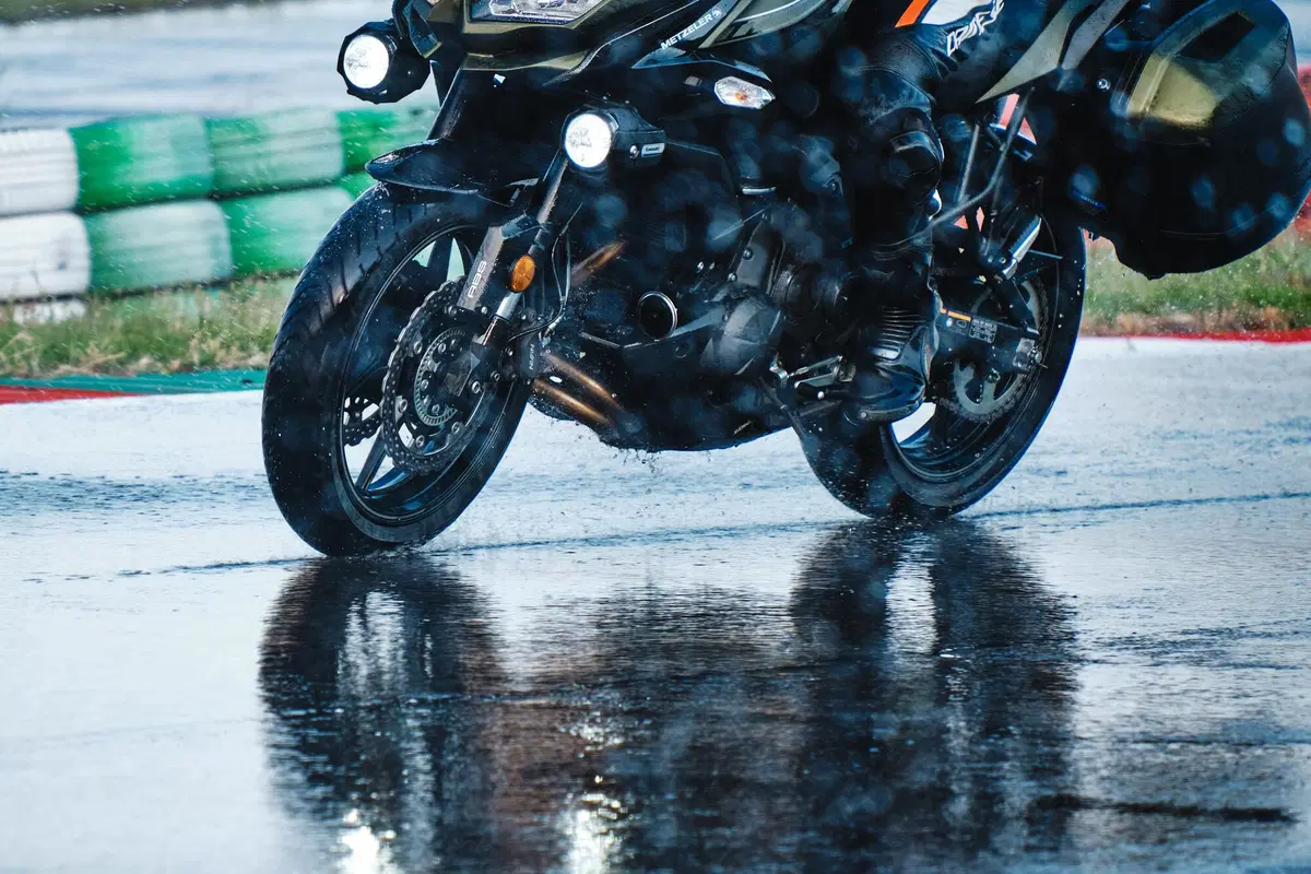  Kawasaki Versys 650 Vs CFMOTO MT 650 ADV: sfida in pista e su strada (14)