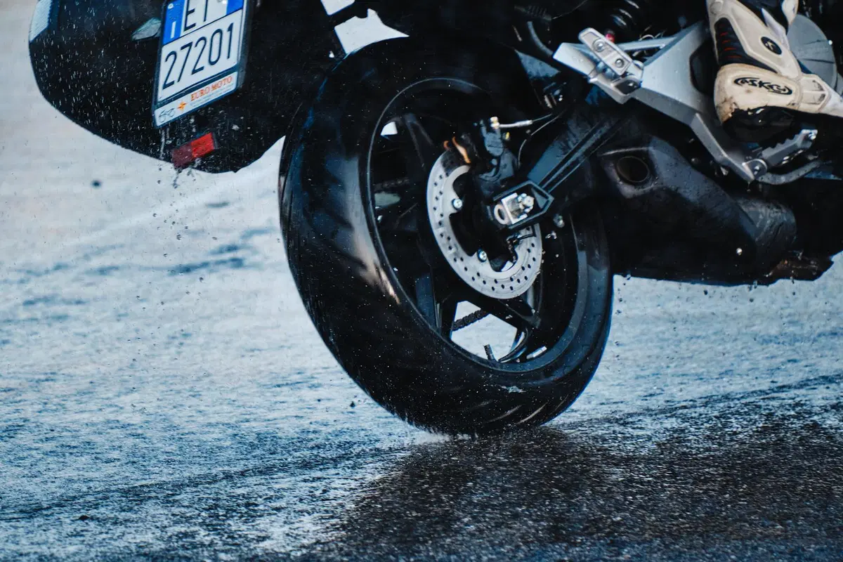  Kawasaki Versys 650 Vs CFMOTO MT 650 ADV: sfida in pista e su strada (15)