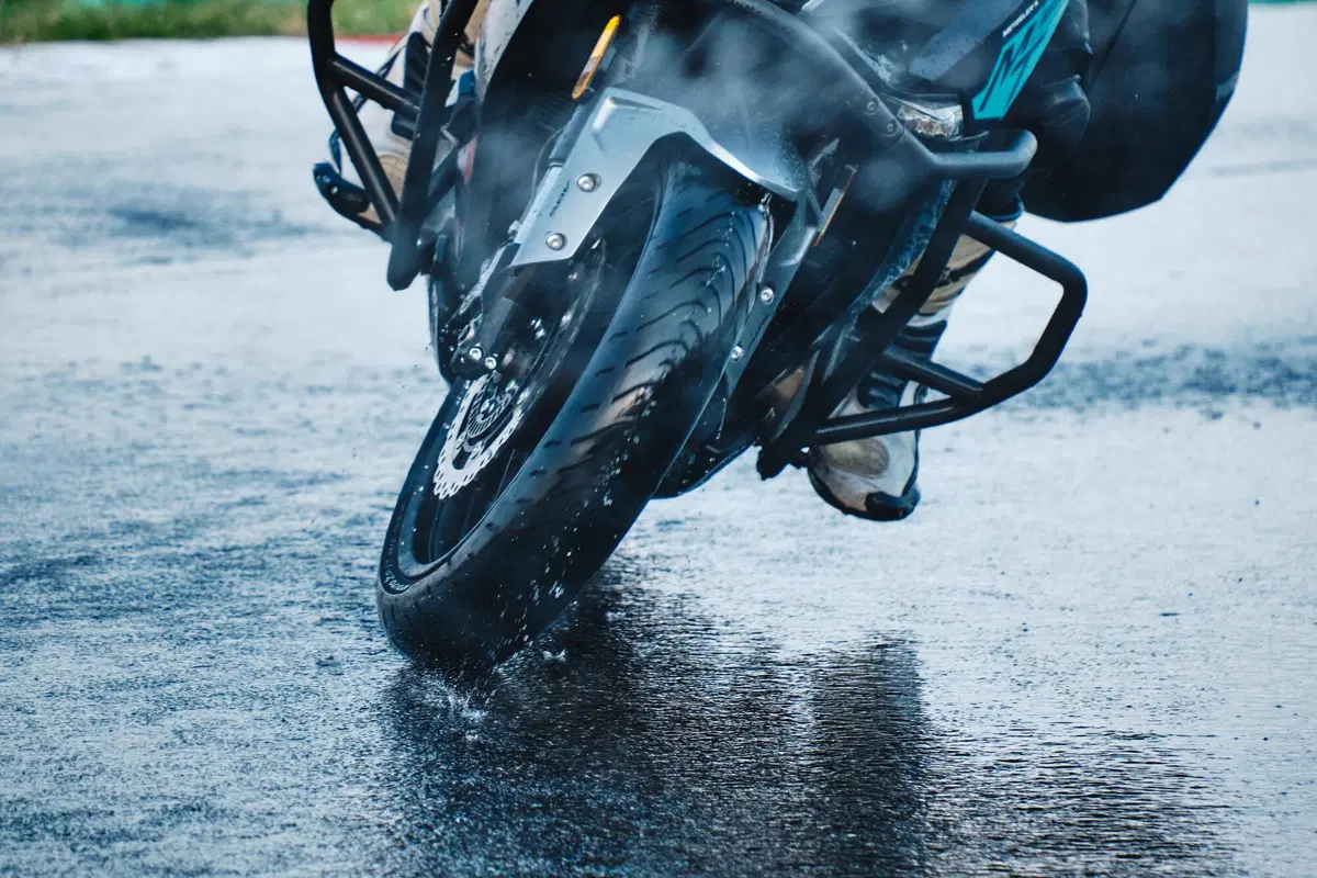  Kawasaki Versys 650 Vs CFMOTO MT 650 ADV: sfida in pista e su strada (16)