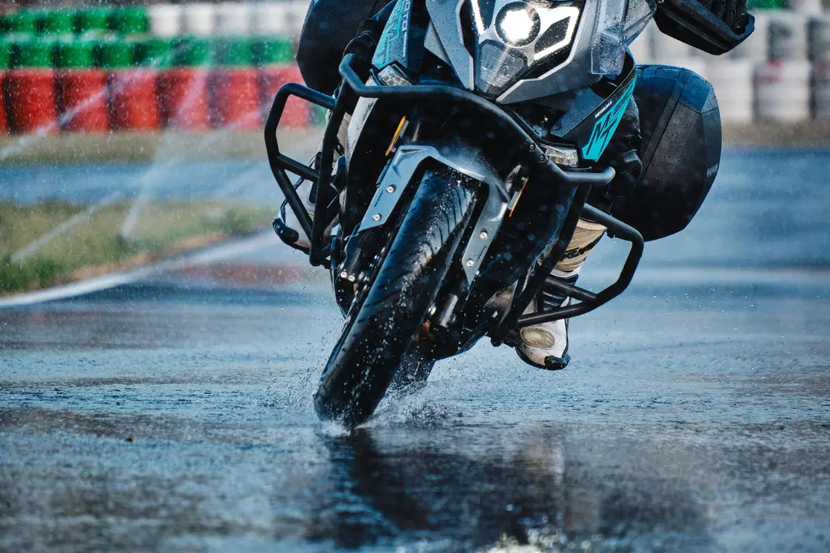  Kawasaki Versys 650 Vs CFMOTO MT 650 ADV: sfida in pista e su strada (17)