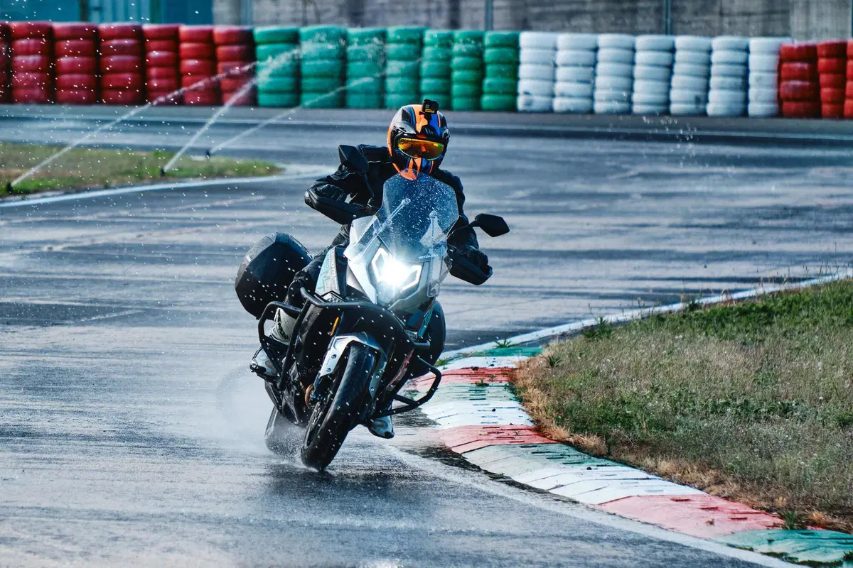  Kawasaki Versys 650 Vs CFMOTO MT 650 ADV: sfida in pista e su strada (18)