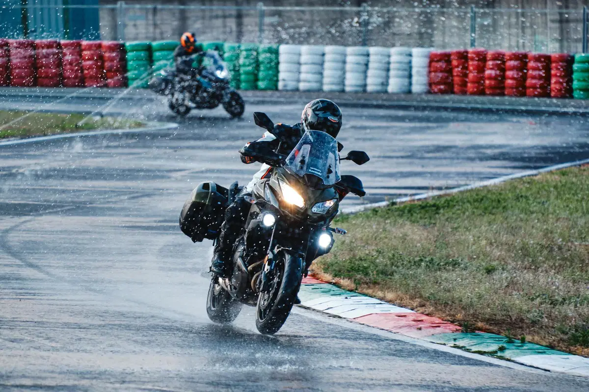  Kawasaki Versys 650 Vs CFMOTO MT 650 ADV: sfida in pista e su strada (19)