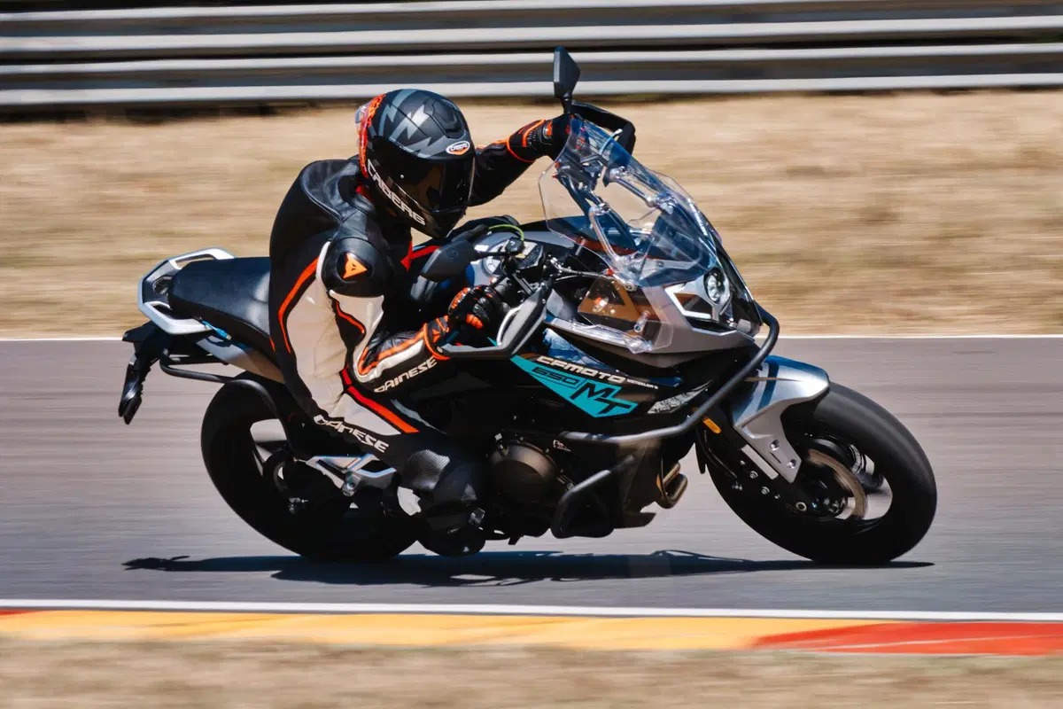  Kawasaki Versys 650 Vs CFMOTO MT 650 ADV: sfida in pista e su strada (21)