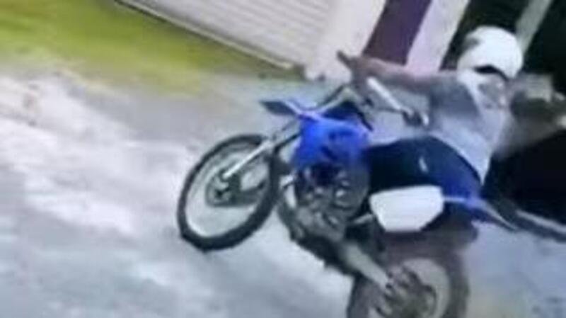 Come non rimettere la moto in garage [VIDEO VIRALE]